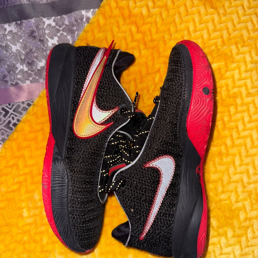 Nike Men's Black and Red Athletic Shoes